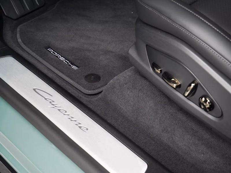 Porsche Cayenne Electric Pano HuD 360 Chrono T - fotka 12 z 22