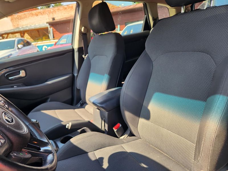 Kia Carens 1.MAJ.-KAMERA-KLIMA-TEMPOMAT - fotka 10 z 10