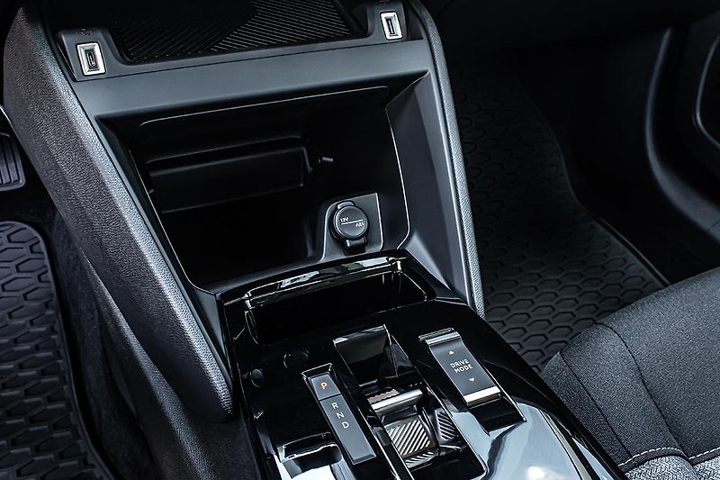 Citroën C4 (2026) 1,2 YOU Hybrid 110k Automat - fotka 15 z 17