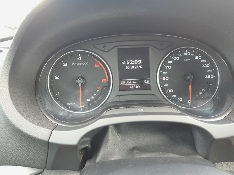 Audi A3 (2015) 1,6 TDI serviska 2x klíč - fotka 13 z 17