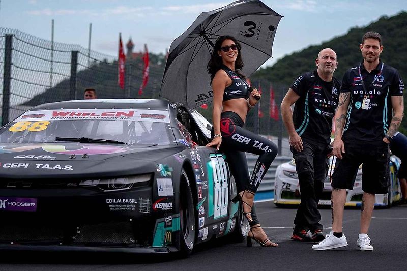 O víkendu se uskuteční jeden z vrcholů motoristické sezony na Autodromu Most. Pojedou se zde závody Czech Truck Prix a evropské série NASCAR. Ambasadorem podniku je vítěz letošní Dakar Rally Martin Macík. Foto: Se svolením Autodromu Most