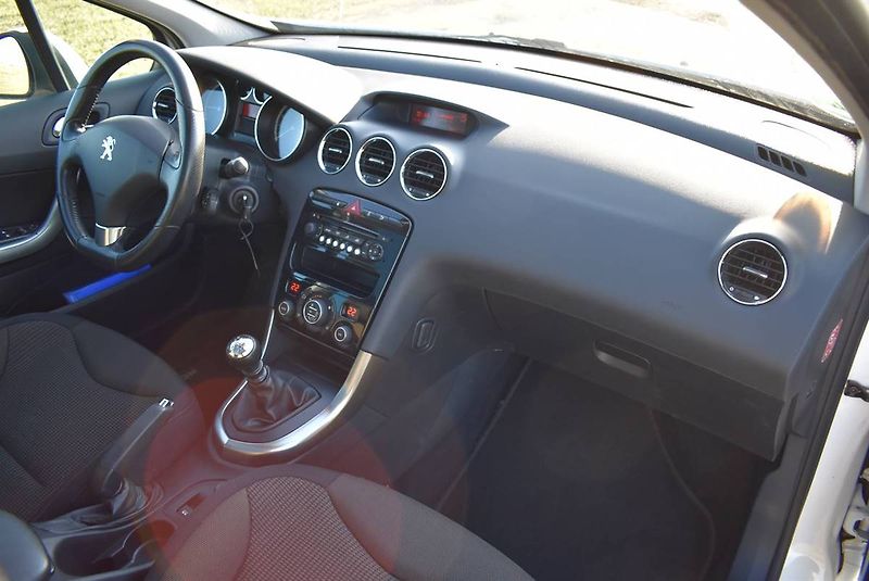 Peugeot 308 2,0 HDI STYLE,1.M,PANO,PĚKNÁ - fotka 12 z 17