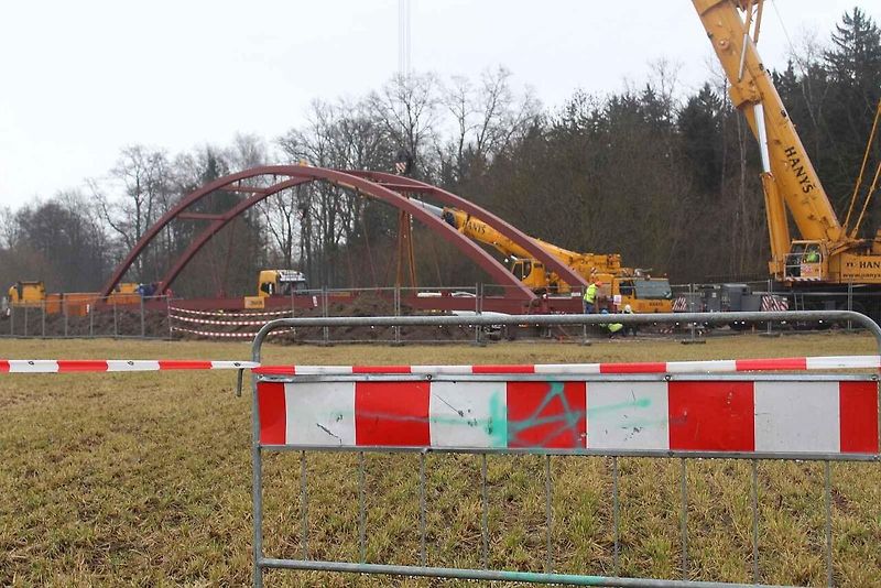 Jeden z nejsilnějších jeřábů v České republice osazoval Novém Dražejově na Strakonicku novou lávku přes řeku Otavu.