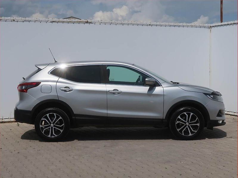 Nissan Qashqai (2019) 1.3 DIG-T, Serv.kniha - fotka 6 z 18