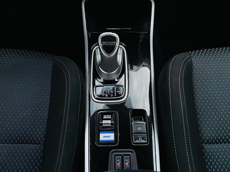 Mitsubishi Outlander 2.4i+HYBRID 4x4 SERVISKA TAŽNÉ - fotka 41 z 53