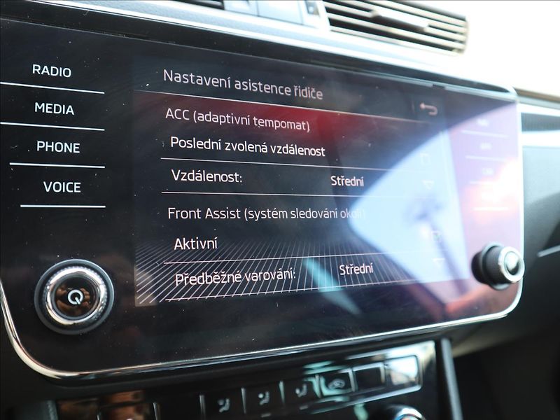 Škoda Superb 2,0 TDI SportLine Kamera ACC - fotka 20 z 36