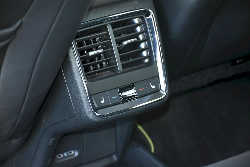 Škoda Enyaq (2023) RS 220 kW 4x4 ADVANCED Paket - fotka 25 z 35