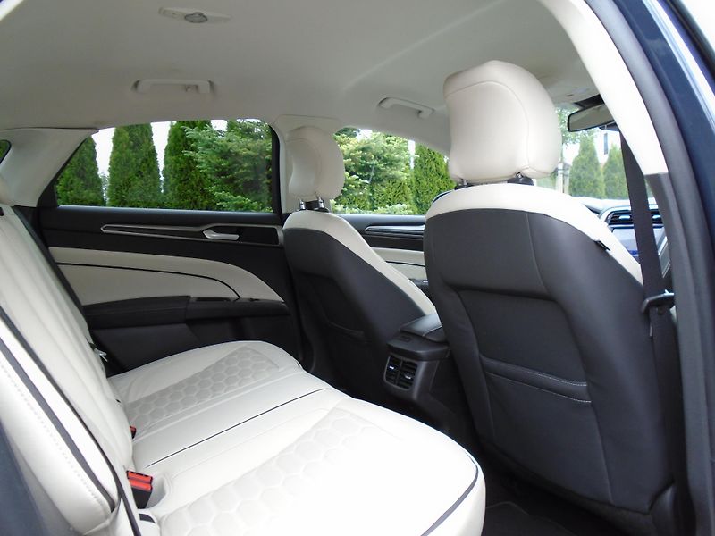 Ford Mondeo 2.0HYBRID 187PS VIGNALE ecvT - fotka 29 z 41