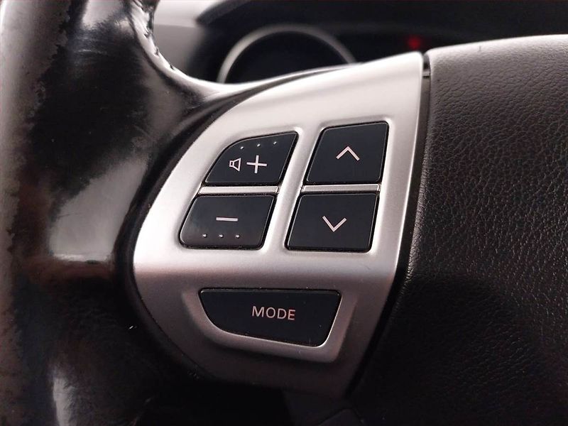 Mitsubishi Outlander (2011) 2.2 DI-D, 4X4, 7 míst - fotka 18 z 21