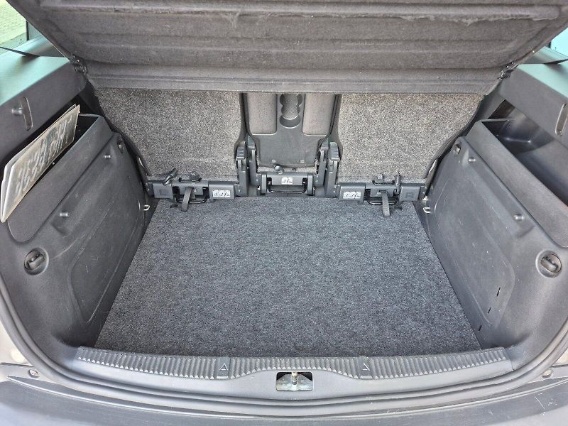 Škoda Roomster (2012) Scout 1.6 TDI 66 kW - fotka 21 z 23