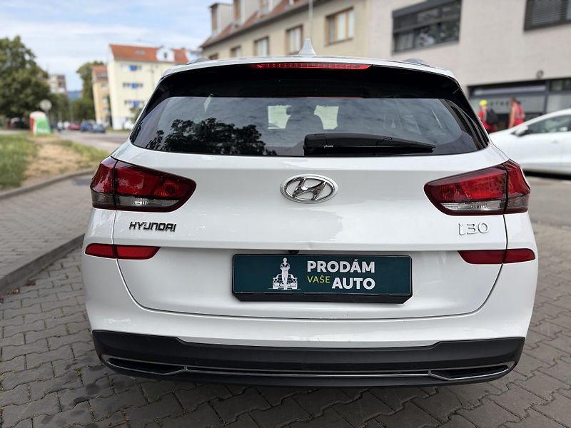 Hyundai i30 1.6 CRDi automat  - fotka 7 z 24