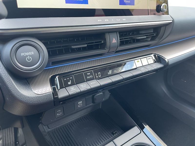 Toyota Prius 2.0 Plug-in Hybrid Prestige - fotka 17 z 30
