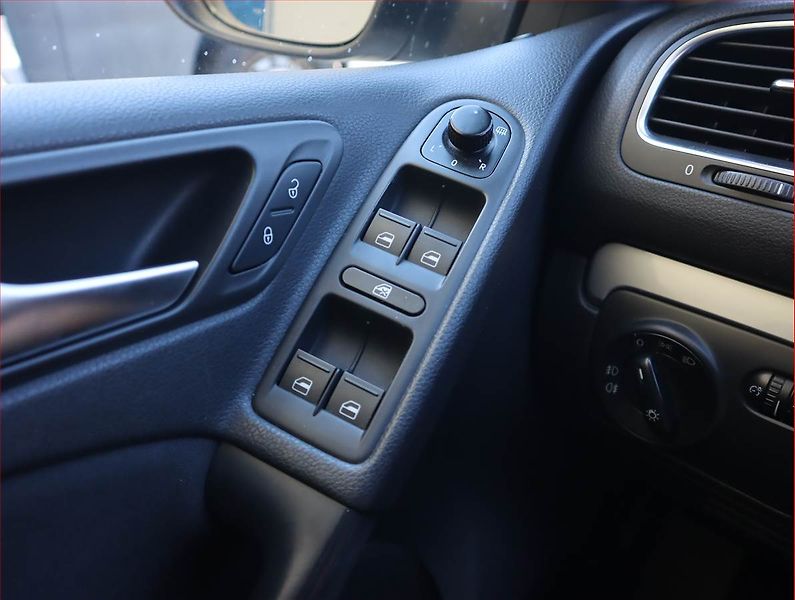 Volkswagen Golf (2011) 1.6 TDI, Automat, Navi - fotka 16 z 16