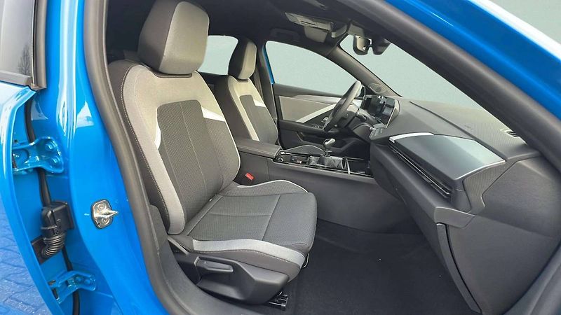 Opel Astra Edition HB 1.2 TURBO (96kW/130 - fotka 14 z 26