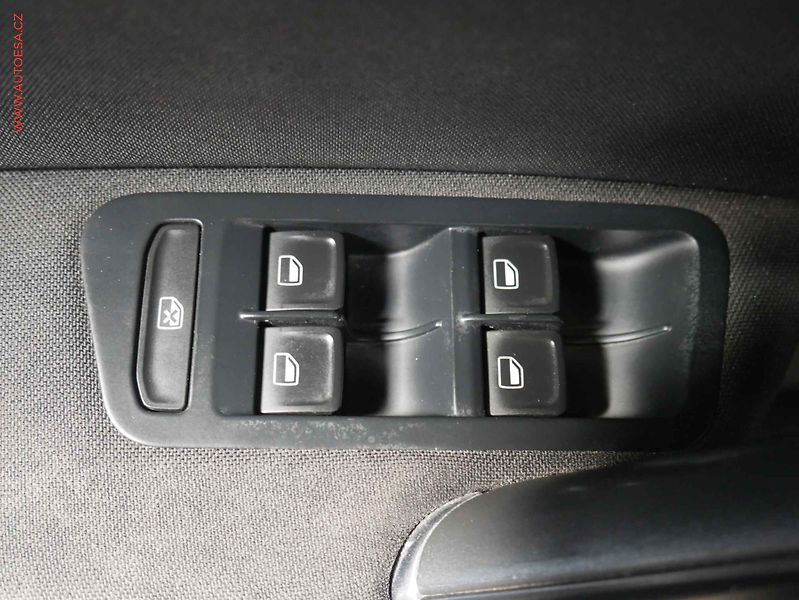 Volkswagen Golf (2014) 2.0 TDi, ČR, AC, tempo - fotka 15 z 19