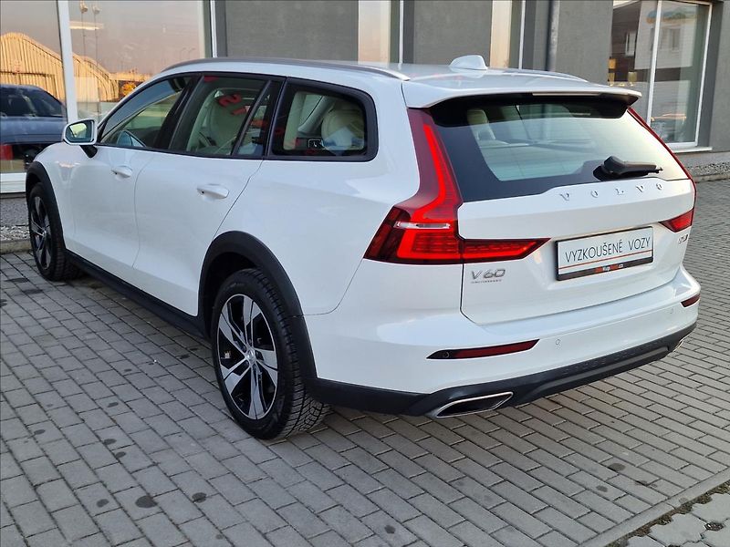 Volvo V60 D4 Cross Country AWD,ČR,1.Maj - fotka 8 z 50