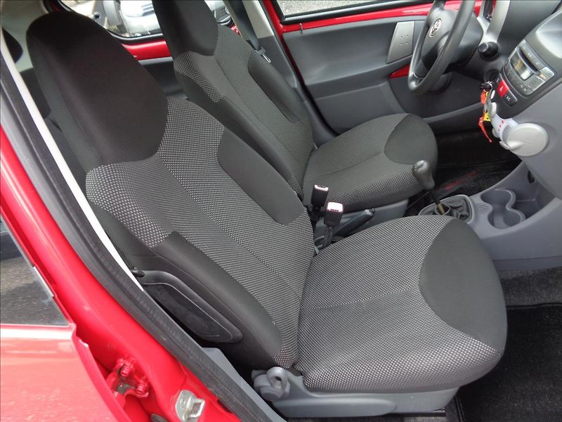 Toyota Aygo 1,0 - fotka 9 z 16