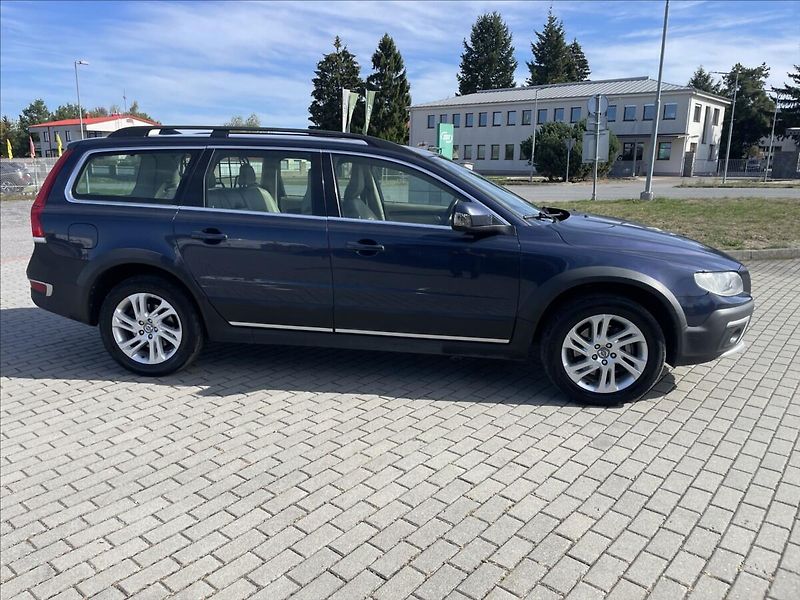 Volvo XC70 2,4 D4 AWD Geartronic Polar 13 - fotka 5 z 30