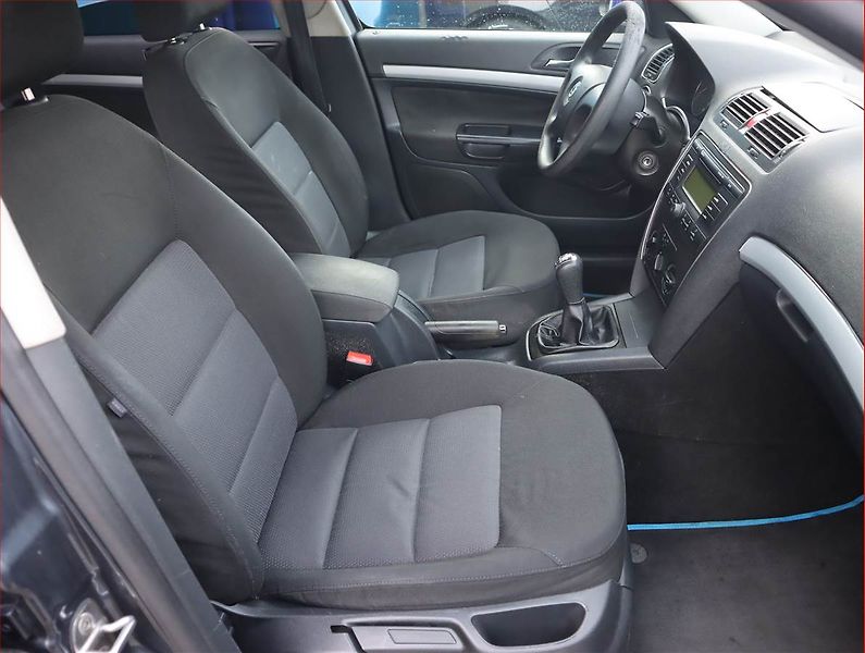 Škoda Octavia (2009) 1.9 TDI, nová STK - fotka 9 z 17