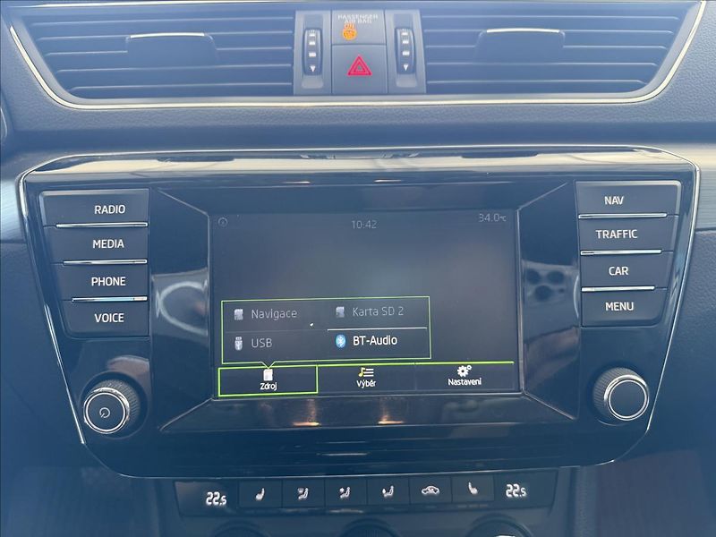 Škoda Superb 2,0   TDI 110kW,SERVISKA,ČR - fotka 17 z 29