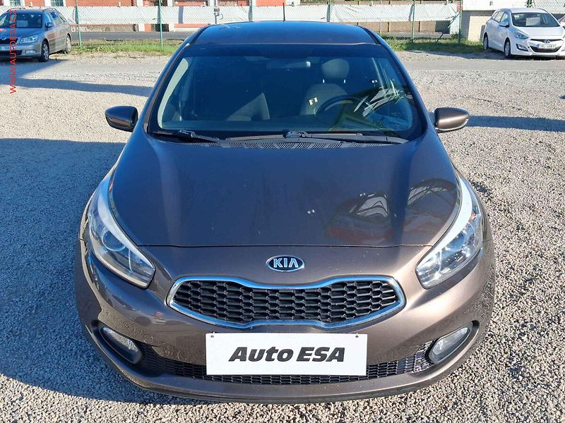 Kia Ceed (2013) 1.6GDi, 2.maj,ČR, AC, temp - fotka 2 z 19