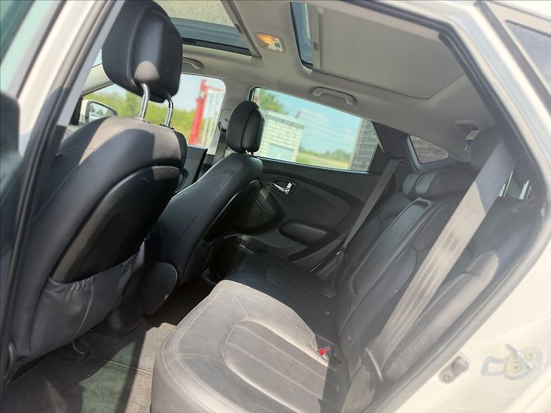 Hyundai ix35 2,0 135kW A/T NAVI PANO 4X4 - fotka 21 z 32