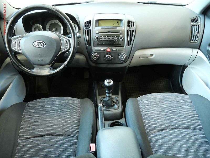 Kia Ceed (2009) 1.4i, ČR, AC - fotka 8 z 19