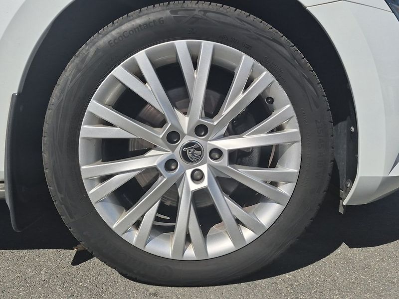 Škoda Superb Combi 2.0 TSI DSG Style+ 140 k - fotka 24 z 25