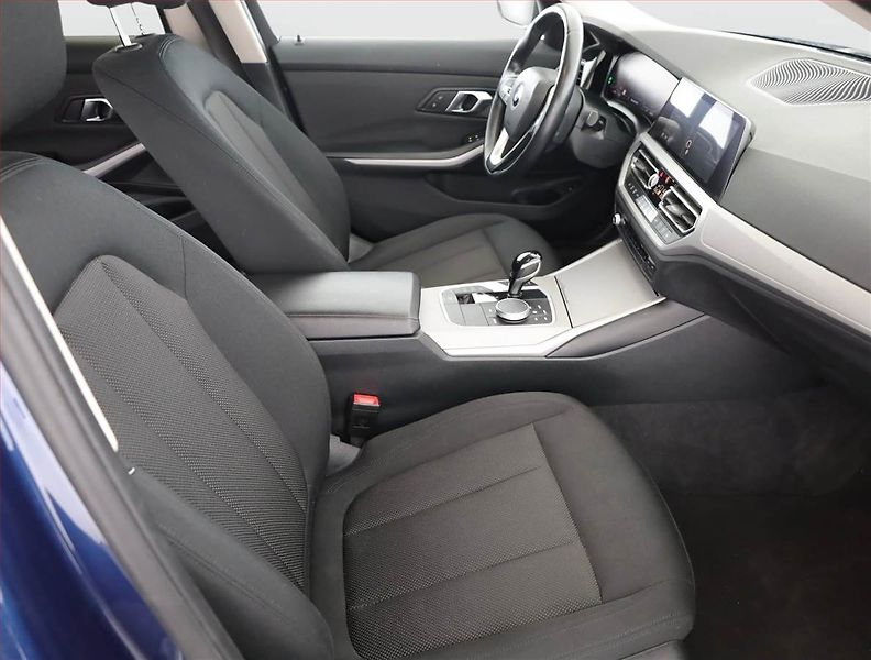 BMW Řada 3 (2022) 320 d xDrive - fotka 7 z 18