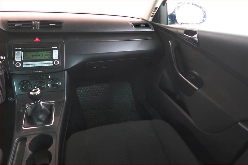 Volkswagen Passat (2007) 1.6 FSI, po STK, pěkný stav - fotka 8 z 13