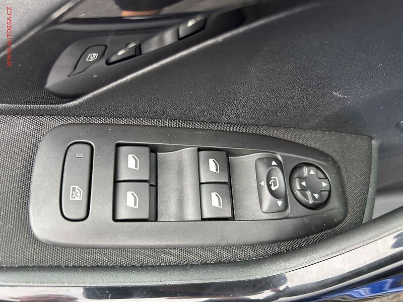 Peugeot 2008 (2019) 1.2PT, 1.maj,ČR - fotka 11 z 16