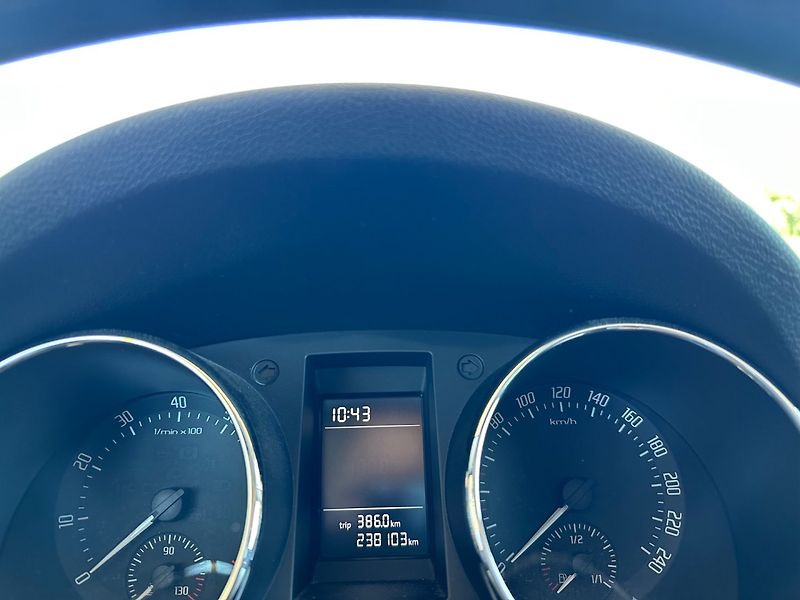 Škoda Yeti (2015) 1.2TSi,NAVI,SMARTLINK,100%KM - fotka 10 z 13