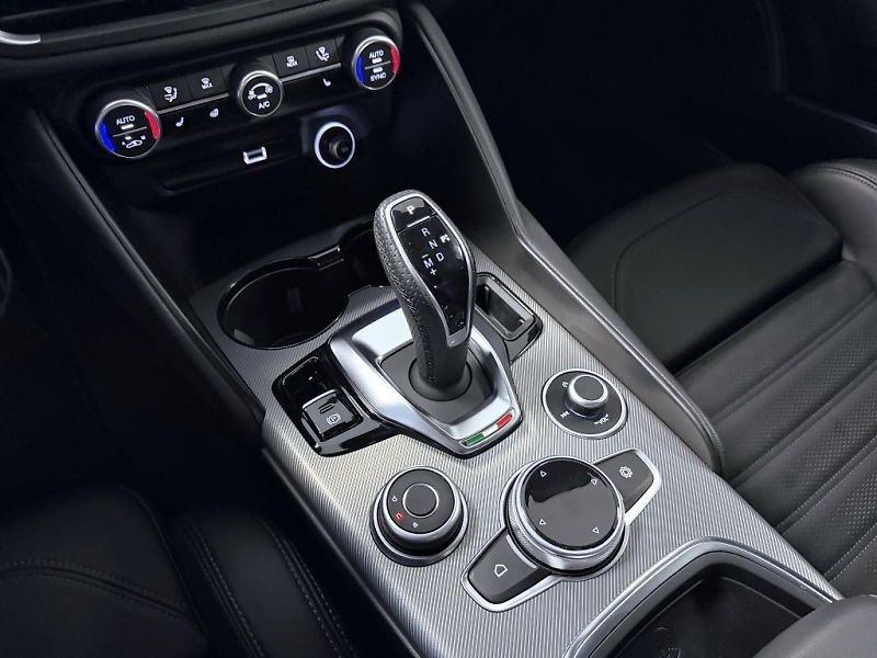 Alfa Romeo Giulia (2025) 2.2 JTDm 210k AT8 ZF Q4 4x4 Sp - fotka 15 z 19