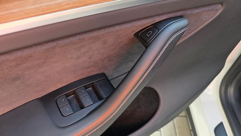 Tesla Model Y (2023) LR AWD Berlin Záruka SoH 92,9% - fotka 17 z 39