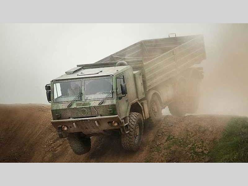 Tatra Force 8x8 – vozidlo pro přepravu potrubí.