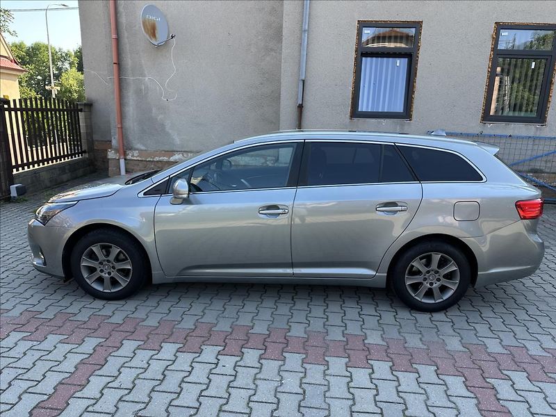 Toyota Avensis 1,8 TAŽNÉ - fotka 8 z 27