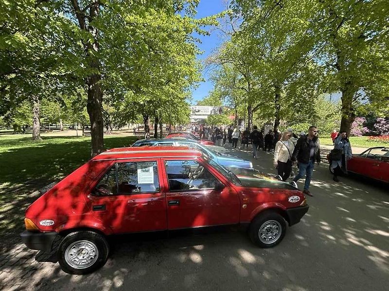Kolonádu ovládla italská auta, na náměstí se dala ochutnat jihoevropská jídla.