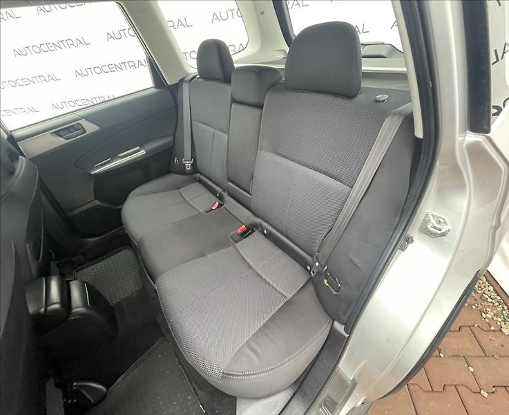 Subaru Forester 2,0 i,110kW,AWD,serv.kn. - fotka 18 z 18