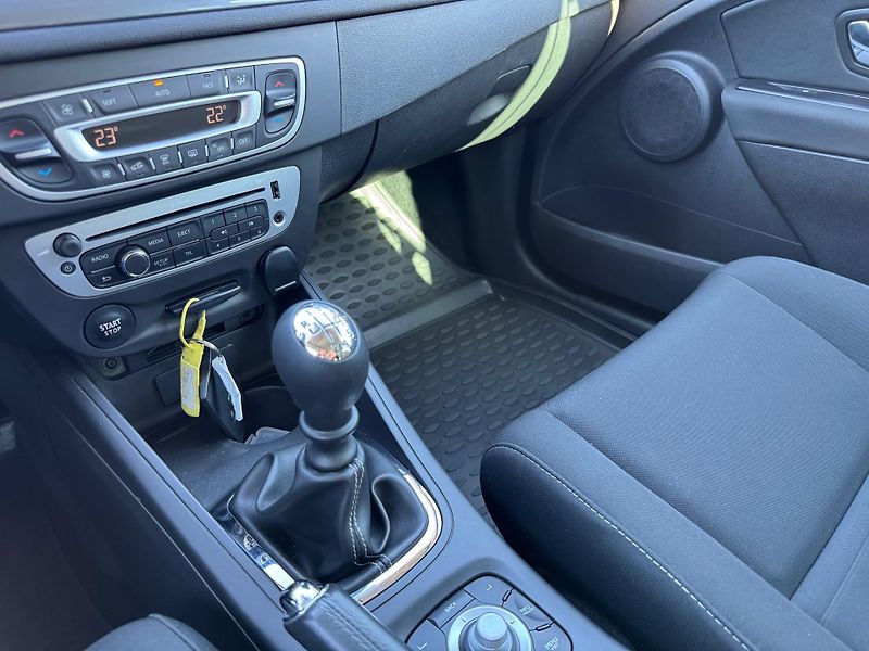 Renault Mégane (2015) Limited 1.5 DCI 81 KW - fotka 12 z 19