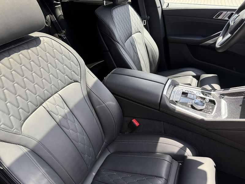 BMW X6 (2024) 30XD 210kW M-PAKET R22 BLACK!! - fotka 40 z 57