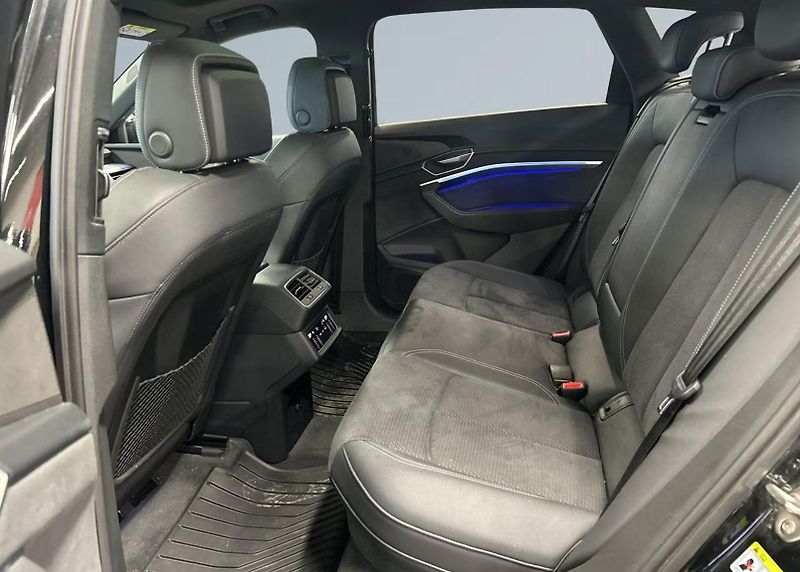 Audi Q8 e-tron 55 Q S-Line 360kam Tažné Pano - fotka 12 z 19