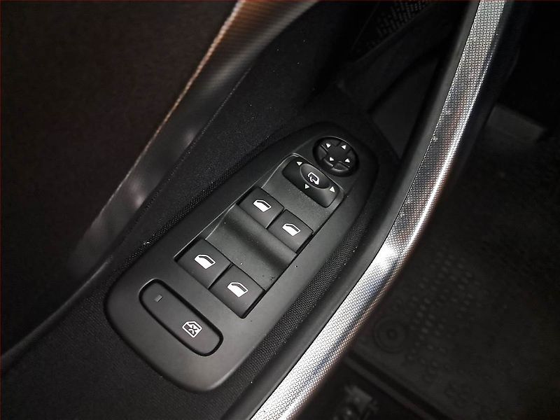 Peugeot 2008 (2018) Allure 1.2 PureTech, Automat - fotka 20 z 20