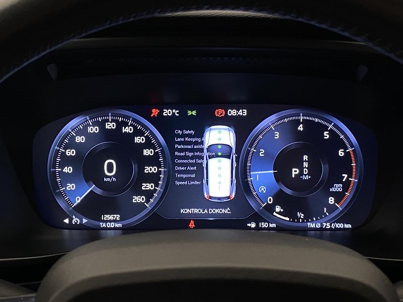Volvo XC40 T2 KINETIC AUT - fotka 26 z 39