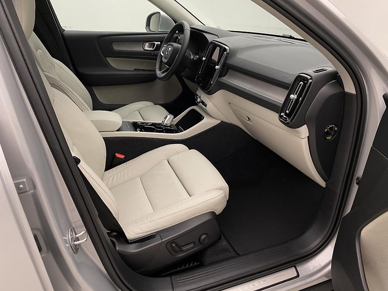 Volvo XC40 B4 AWD BRIGHT PLUS 1.MAJ,CZ - fotka 24 z 48