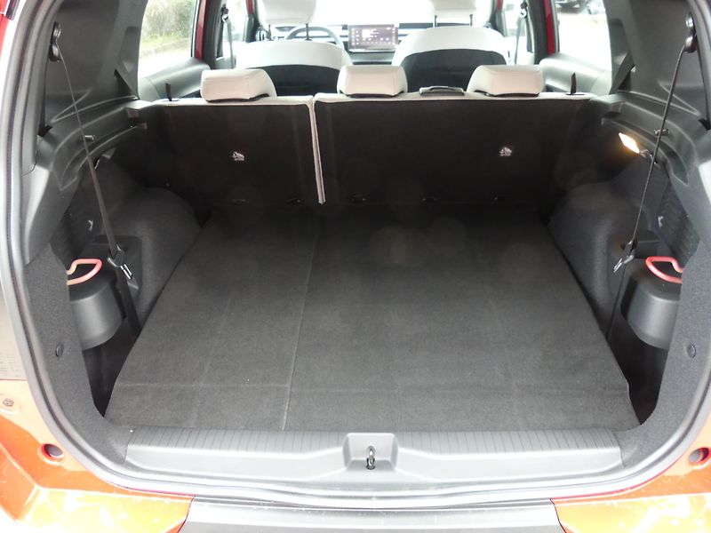 Citroën C3 Aircross (2026) MAX Hybrid 145k Automat 7 míst - fotka 11 z 25