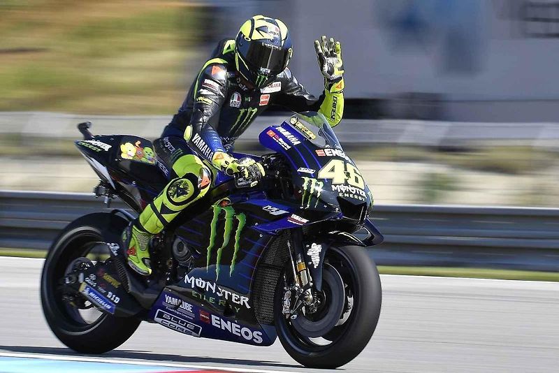 Motocyklová legenda Valentino Rossi při závodě na Masarykově okruhu v roce 2019.