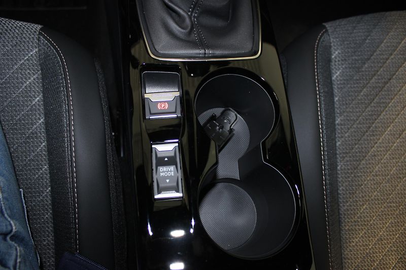 Peugeot 2008 (2025) ALLURE PureTech 100 S&S MAN6 - fotka 9 z 16