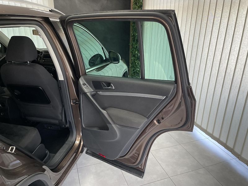 Volkswagen Tiguan 2.0 TDi DSG 4x4 SERVISKA TZ  - fotka 14 z 27