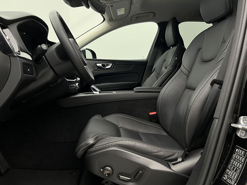 Volvo XC60 B5 AWD PLUS DARK AUT 1.maj. - fotka 3 z 46