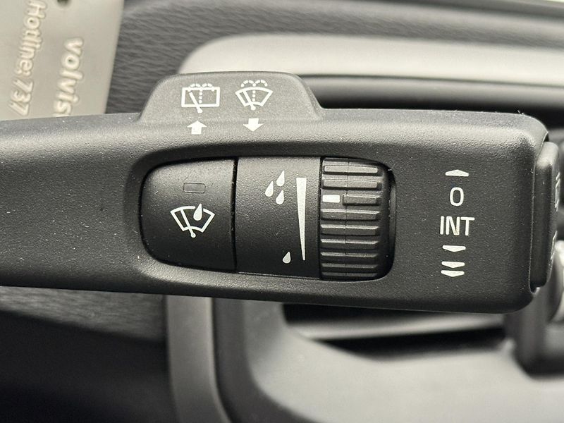 Volvo V40 T2 MOMENTUM AUT - fotka 28 z 41